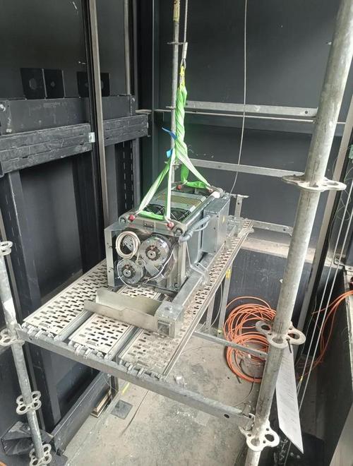 哥们儿!有没有哪位对安装电梯这份工作有何见解和指教,累不累,前途如何...