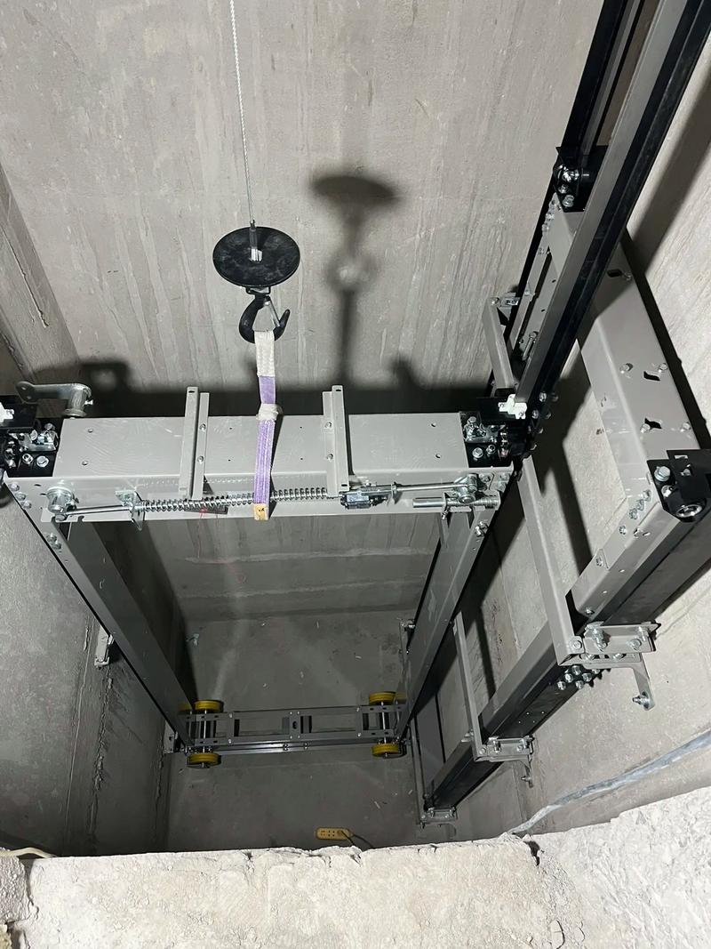 施工电梯架体与外架必须断开吗
