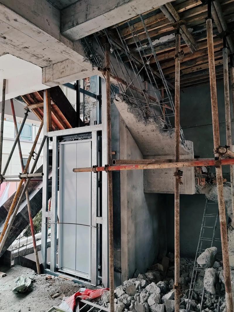 现在电梯厂为老旧小区6层住户制造的可以轻松上下楼的先进工具是什么造型...