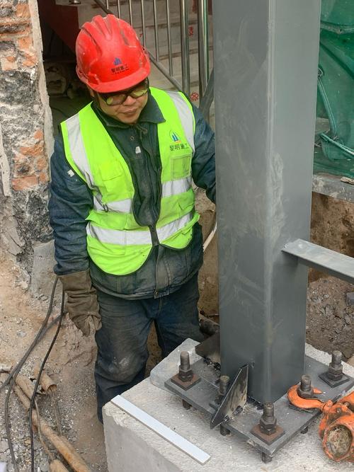现在电梯厂为老旧小区6层住户制造的可以轻松上下楼的先进工具是什么造型...