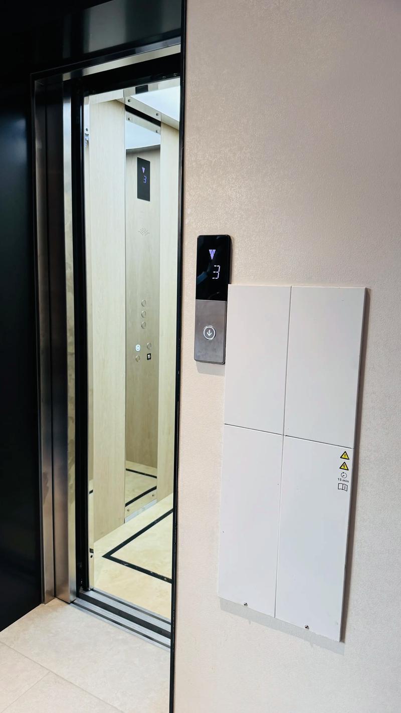 请教无机房的电梯,控制箱放在何处好 请教无机房的电梯,控制箱放在何处好